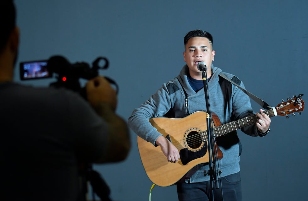 Video: Enzo “Hueso” Flores es finalista de “Canta Conmigo Ahora”