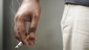 Cigarrillo prendido.