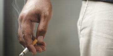 Cigarrillo prendido.