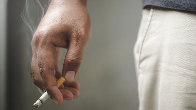 Cigarrillo prendido.