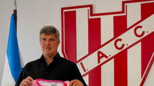 Federico Bessone, con la camiseta de Instituto lista para el refuerzo que se viene. Serían al menos dos más.