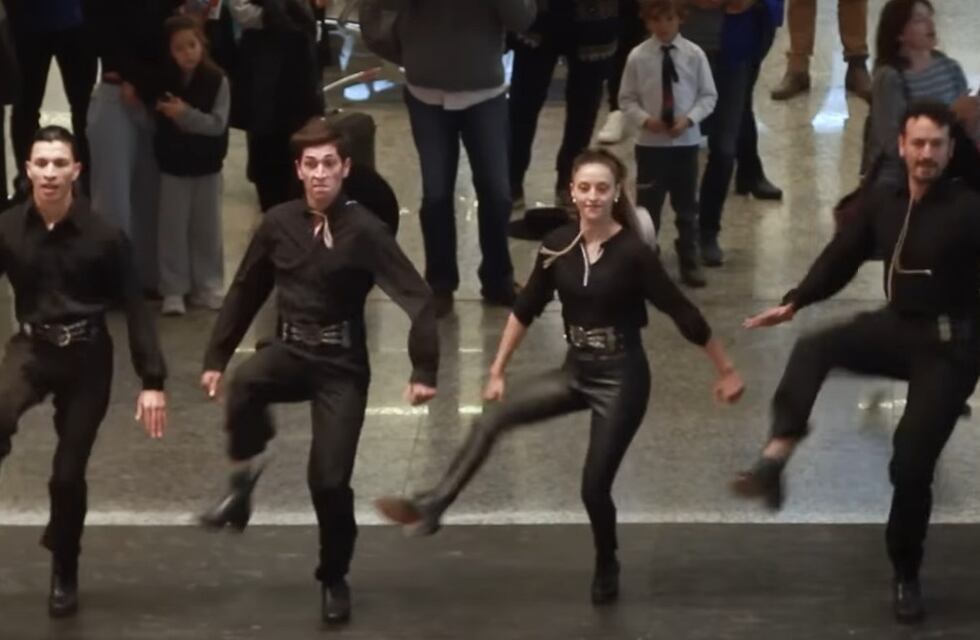 ¡Viva la Patria!: un espectacular show de malambo sorprendió a todos en el aeropuerto de Mendoza