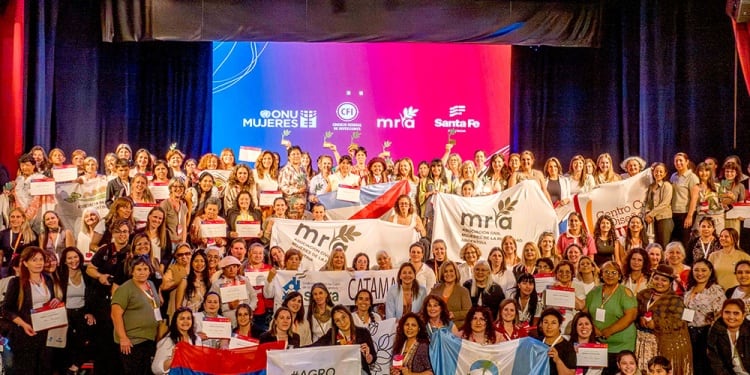 Dos mujeres tresarroyenses ganadoras del Premio Lía Encalada en el Foro Internacional de Mujeres en la Ruralidad (foto: El diario de Misiones)