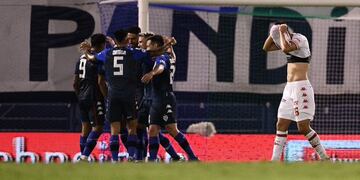 El puntero Vélez goleó a un Unión que no había perdido. Este miércoles, se topa con Talleres.