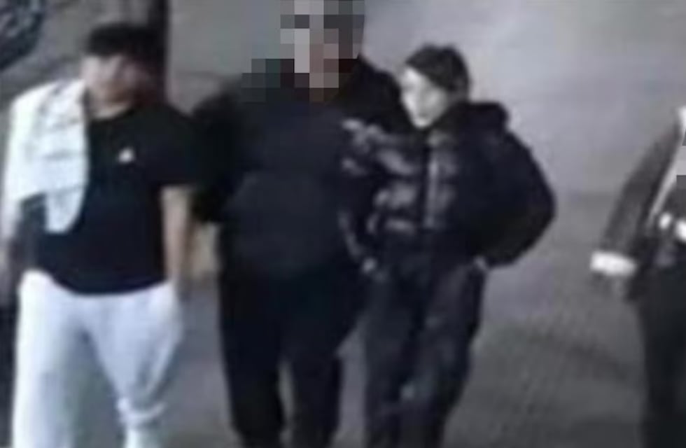 Triple crimen de Florencio Varela: difunden el video de Lara caminando con Pequeño J días antes del hecho