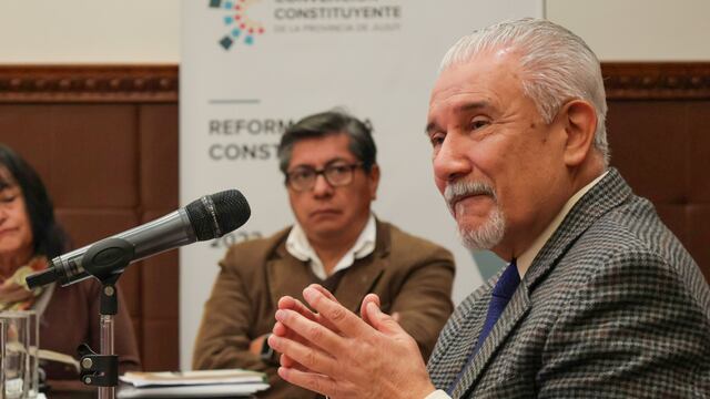 El exgobernador Walter Barrionuevo concurrió a la Legislatura de Jujuy para sumar aportes a la Convención Constituyente.
