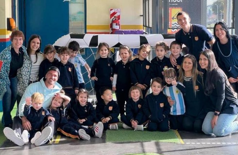 El campeón del mundo al jardín: Rodrigo De Paul visitó a sus hijos en el colegio y generó un revuelo