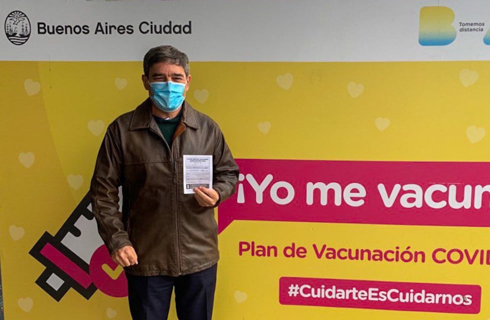 Fernán Quirós recibió la primera dosis de la vacuna contra el coronavirus