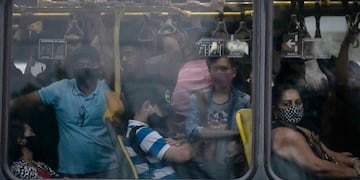 Autobús atestado de gente en Río de Janeiro el 30 de marzo del 2021. (AP Photo/Bruna Prado, File)