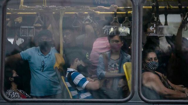 Autobús atestado de gente en Río de Janeiro el 30 de marzo del 2021. (AP Photo/Bruna Prado, File)