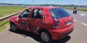 Choque en la Ruta Costera de Posadas deja a un conductor hospitalizado.
