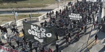 La marcha del Polo Obrero comenzó en puente Centenario.