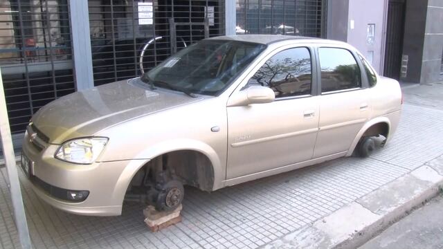 Dejó el auto sin ruedas en la puerta de la empresa