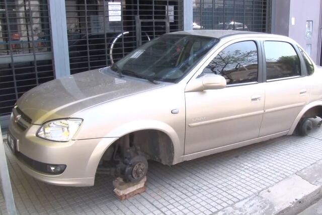 Dejó el auto sin ruedas en la puerta de la empresa