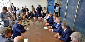 Transporte: Mario Negri junto a Martín Llaryora, y los diputados Ignacio García Aresca y Carlos Gutiérrez (@marioraulnegri)