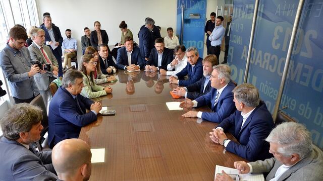 Transporte: Mario Negri junto a Martín Llaryora, y los diputados Ignacio García Aresca y Carlos Gutiérrez (@marioraulnegri)