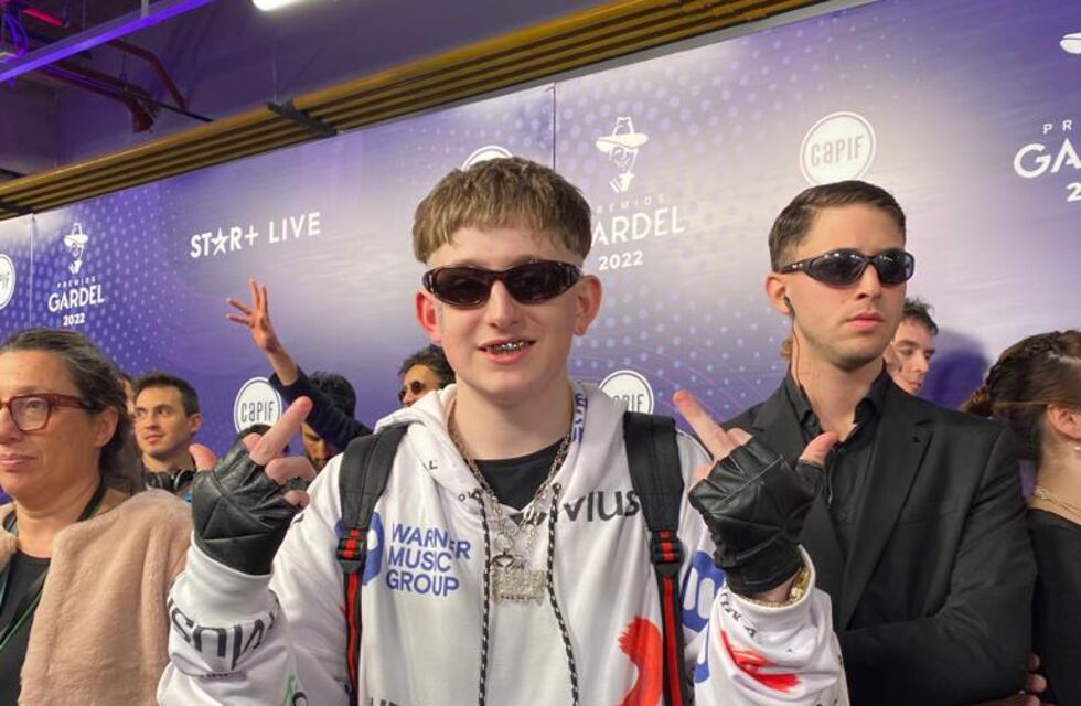 Dillom llegó con un guardaespaldas a la alfombra roja de los Premios Gardel 2022 y se volvió viral