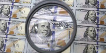 La lupa puesta en el valor del dólar condiciona a la economía argentina. Foto: AP