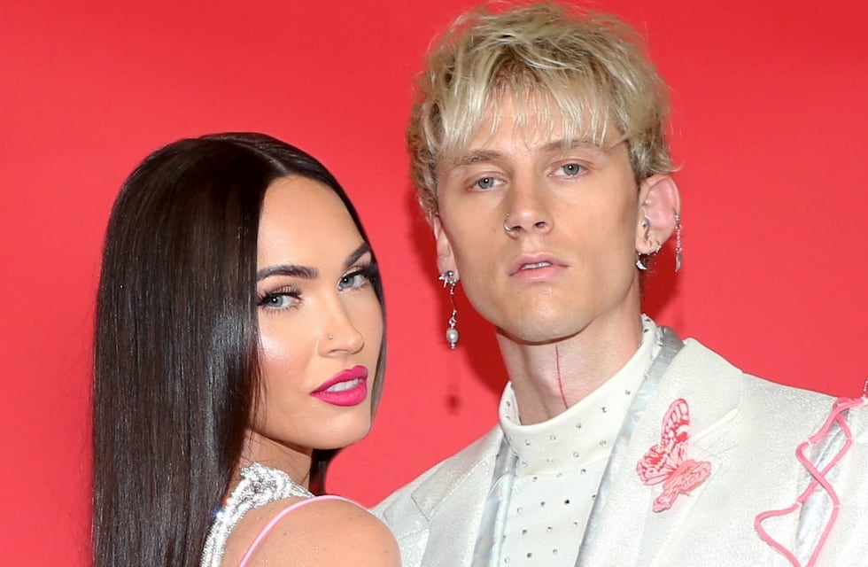 Megan Fox y Machine Gun Kelly se comprometieron y como celebración bebieron sangre del otro