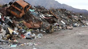 El quemado. El basural a cielo abierto que usan Capilla del Monte y Charbonier, tras el fuego que días atrás lo arrasó y se expandió. (La Voz)
