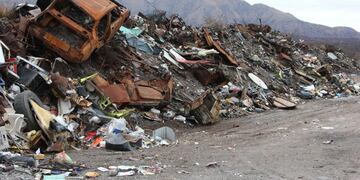 El quemado. El basural a cielo abierto que usan Capilla del Monte y Charbonier, tras el fuego que días atrás lo arrasó y se expandió. (La Voz)