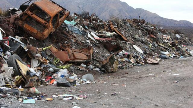 El quemado. El basural a cielo abierto que usan Capilla del Monte y Charbonier, tras el fuego que días atrás lo arrasó y se expandió. (La Voz)