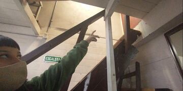 La mujer señala el lugar donde impactó la bala