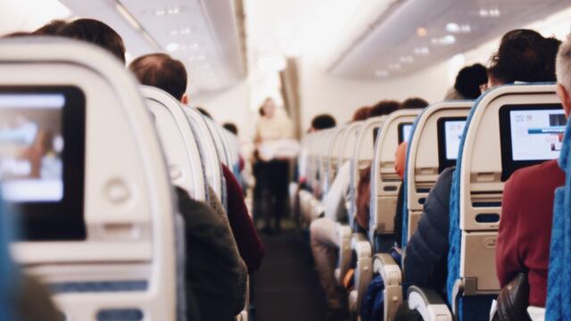 Es azafata y se hizo viral en TikTok por revelar la razón por la que no se puede cambiar de asiento en el avión.