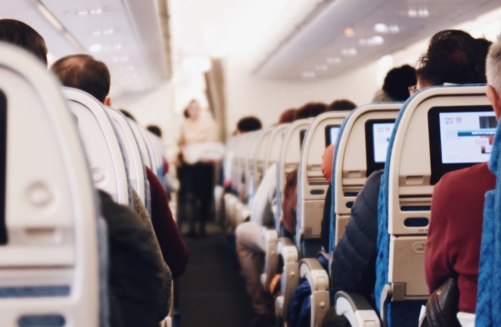 Un hombre intentó abrir la puerta de emergencia de un avión y los pasajeros lo frenaron