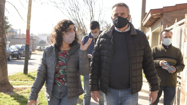 El precandidato a senador nacional compartió parte de su recorrida de campaña por Rosario con la concejala Norma López.