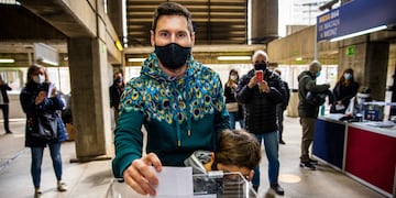 Lionel Messi concurrió al estadio Camp Nou a votar en las elecciones del Barcelona. Foto: TW @FCBarcelona_es