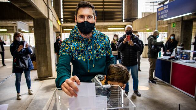 Lionel Messi concurrió al estadio Camp Nou a votar en las elecciones del Barcelona. Foto: TW @FCBarcelona_es