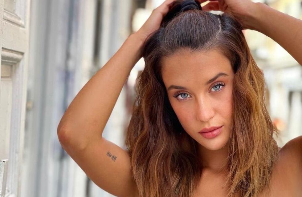 María Pedraza se mostró con una bikini y un piluso desde las Islas Baleares