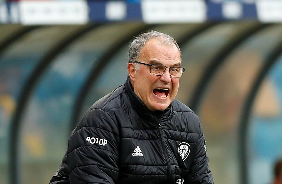 Marcelo Bielsa fue a dirigir una práctica de fútbol infantil en Inglaterra