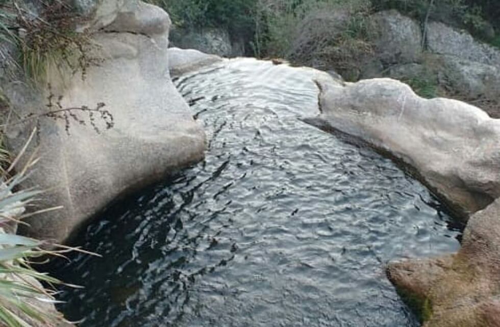 Un “jacuzzi” natural en medio de las Sierras de Córdoba: así son los piletones ocultos de Copina
