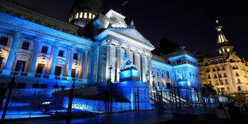 Así luce el Congreso, en la vigilia por los 40 años de la Guerra de las Islas Malvinas.