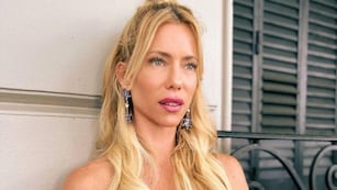 Shiny y ultra ajustado: Nicole Neumann deslumbró con una prenda must de la temporada.