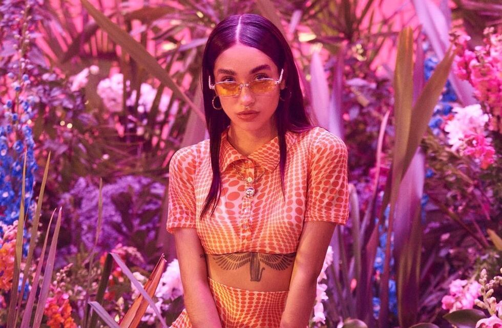 María Becerra lució un top “cut out” naranja y cautivó a sus fanáticos