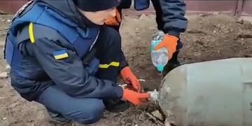 Dos solados ucranianos desactivaron una bomba con sus manos y una botella de agua.