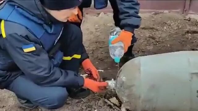 Dos solados ucranianos desactivaron una bomba con sus manos y una botella de agua.