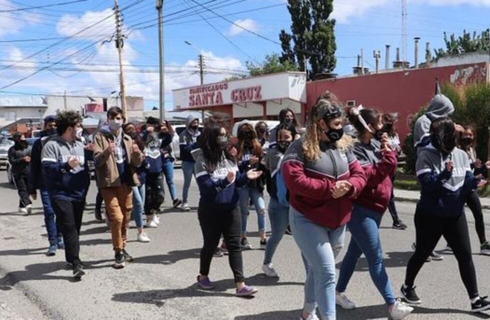 Estudiantes secundarios reclamaron en Río Gallegos  por los actos de egresados para que sean presenciales