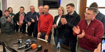 Maximiliano Pullaro se sacó fotos con rafaelinos, en pleno centro