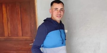 Efectivos policiales buscan a un joven desaparecido en Puerto Iguazú.