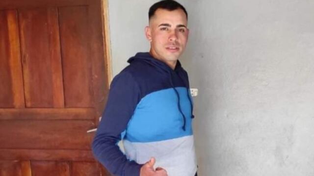 Efectivos policiales buscan a un joven desaparecido en Puerto Iguazú.