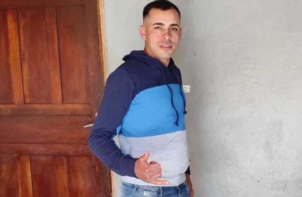 Efectivos policiales buscan a un joven desaparecido en Puerto Iguazú