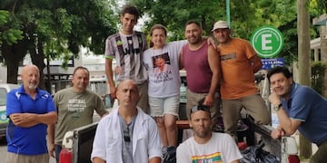 Este viernes los papás de Fernando Báez Sosa repartieron los alimentos que recolectaron durante el homenaje a su hijo. Gentileza: merendero "El Maracaná".