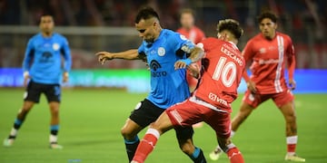 Duelo de 10. El "Chino" Zelarayán rompió el cero. Hernán López Muñoz condujo a Argentinos a la final.