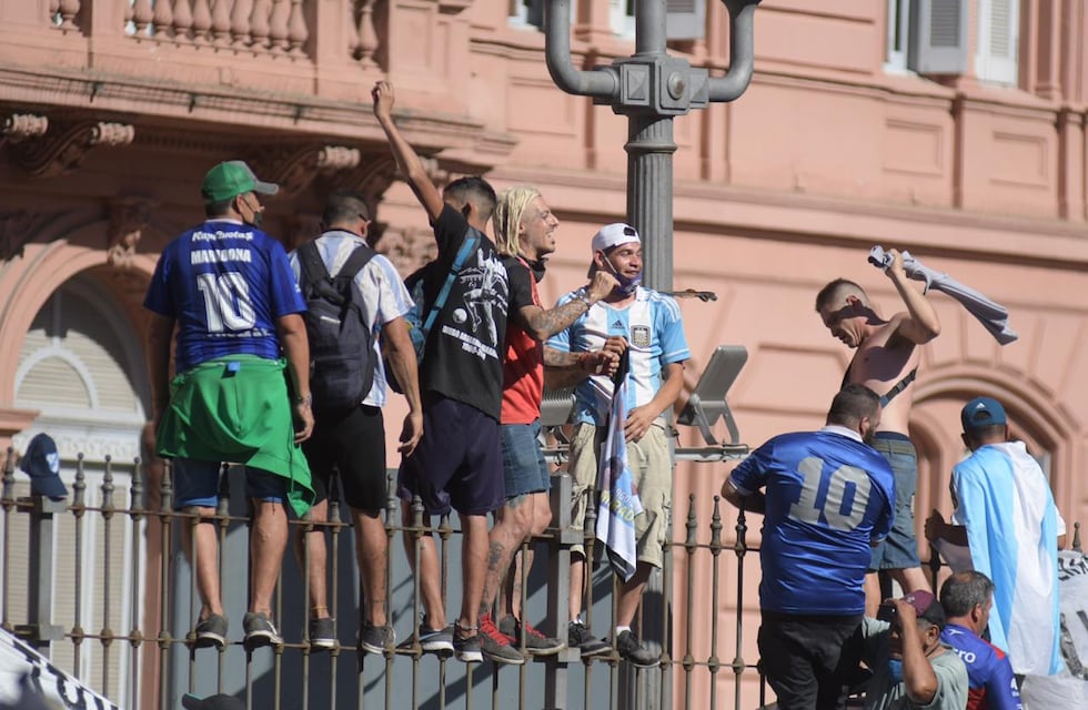 Durante el velorio de Diego Maradona, Alberto Fernández intentó ordenar a la multitud con un megáfono