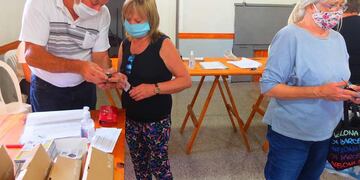 Vecinos de La Cumbre recibiendo los controles para operar las alarmas comunicaras y prevenir la inseguridad.