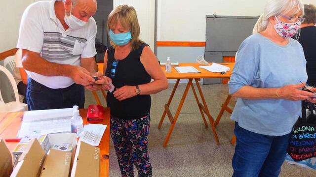 Vecinos de La Cumbre recibiendo los controles para operar las alarmas comunicaras y prevenir la inseguridad.